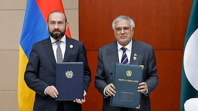 Pakistan’s Deputy Prime Minister and Foreign Minister, Mohammad Ishaq Dar, with Armenia’s Foreign Minister, Ararat Mirzoyan. (Image via X/@MFAofArmenia)