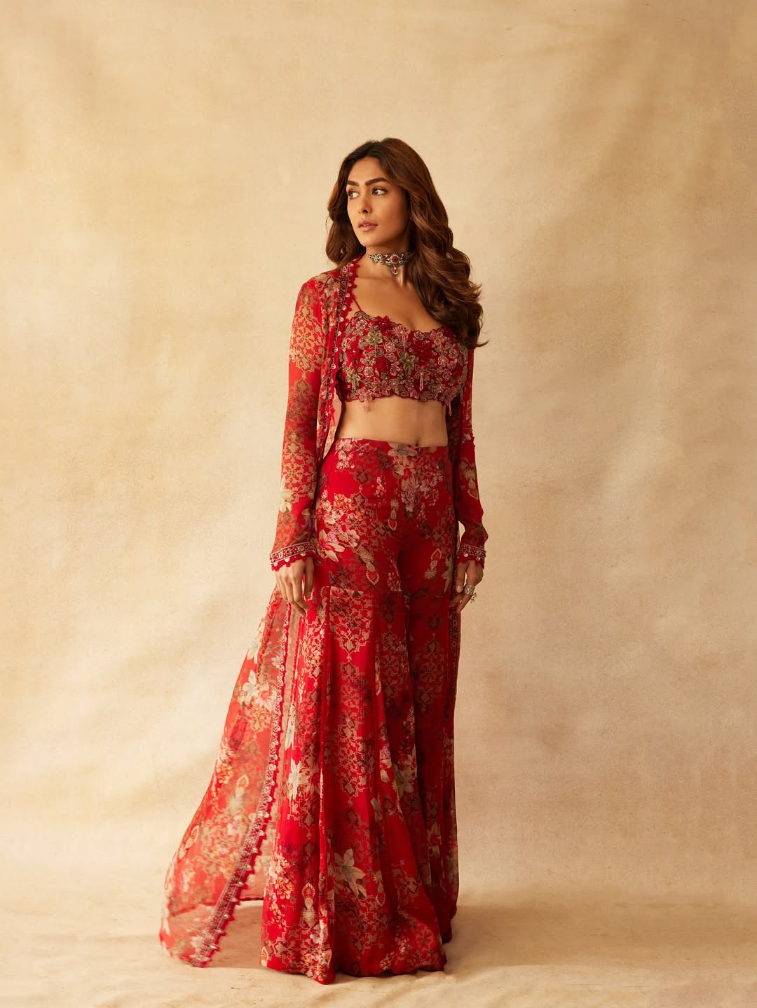 Si vous voulez jouer avec des couleurs vibrantes, choisissez un ensemble de fleurs de 3 pièces comme Mrunal Thakur pour secouer l'apparence du Raksha Bandhan. Des bralettes, des pantalons confortables, des vestes et plus sont tous fabriqués à partir du même tissu. (Image: Instagram)