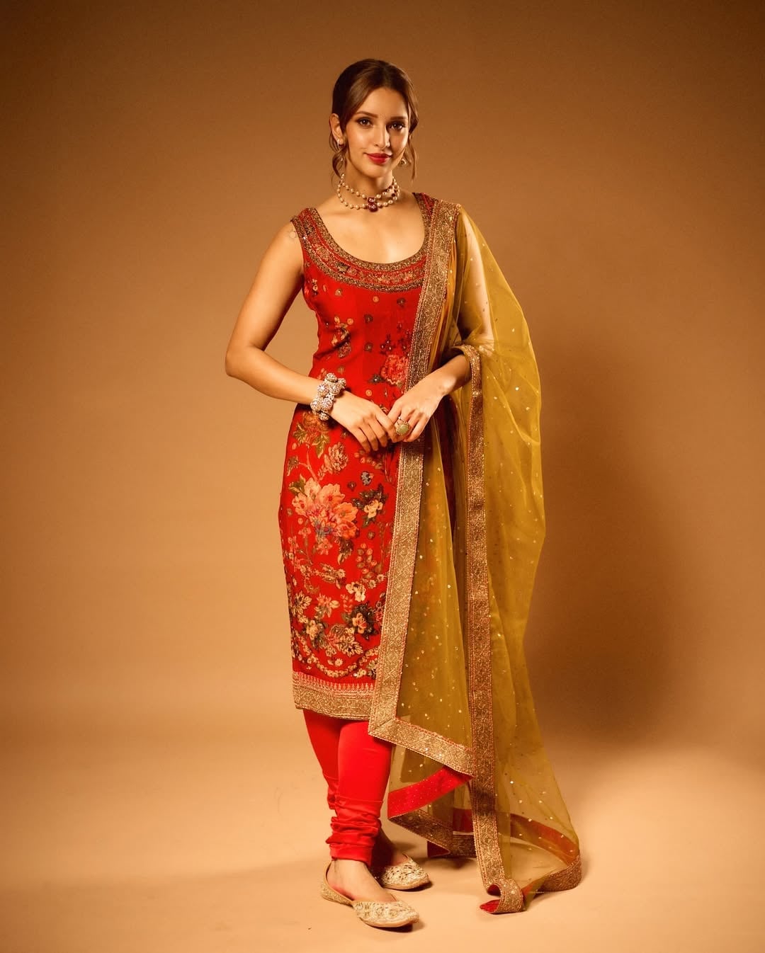 Les styles Orange Salwar Kameez comme le Triptii Dimri avec une dupatta transparent en mousse en mousse contrastée pour ajouter une vitalité au look global. Les bijoux Kundan et le maquillage glam ont scellé leur affaire de diva. (Image: Instagram)