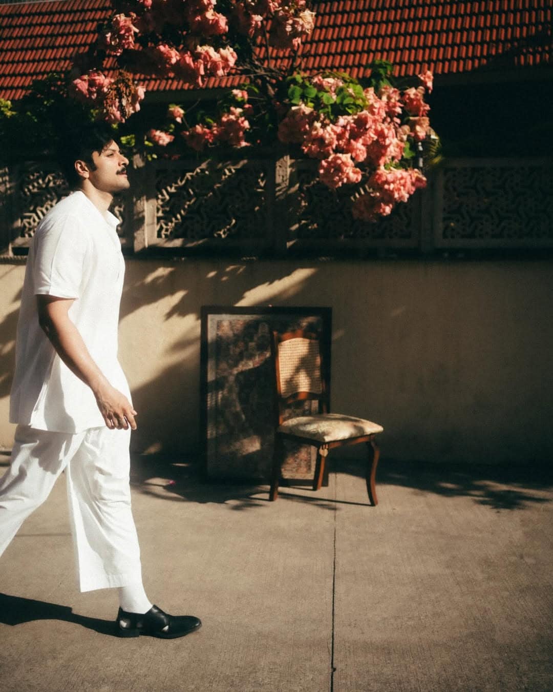 L'ensemble Coton Cody simple est aimé pour un confort maximum et une qualité de séchage rapide pendant la mousson. Vous pouvez choisir quelque chose comme Ali Fazal pour le look Raksha Bandhan. (Image: Instagram) 