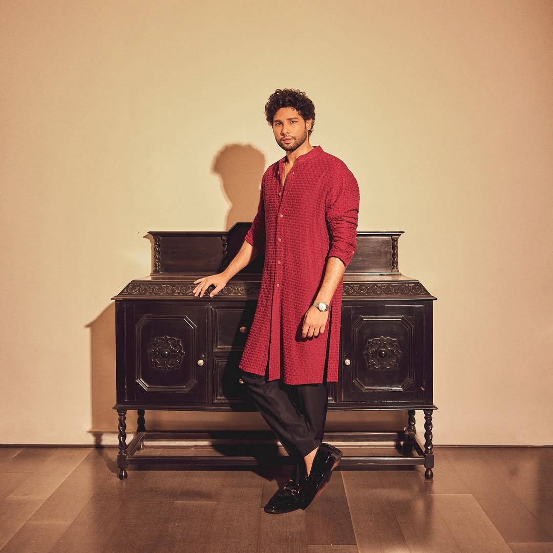 Regardez la paire de kurtas rouges contrastant avec un pantalon noir, comme un élégant comme Siddhant Chaturvedi. Il l'a associé à des chaussures en cuir pour maximiser son charme. (Image: Instagram)