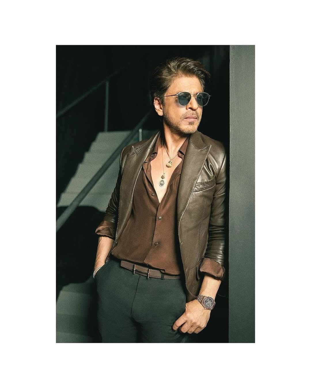 Ajoutez une touche raffinée avec les bons accessoires, comme on le voit dans le style de Shah Rukh Khan. Une paire de bijoux pour hommes sophistiqués, de montres cool et de lunettes de soleil peut même améliorer l'apparence de votre groupe ethnique. (Image: Instagram)