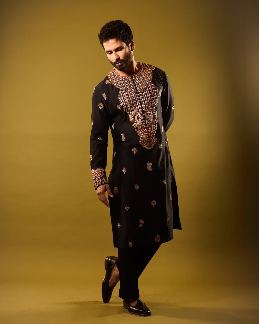 Shahid Kapoor portait une kurta fortement brodée avec un design complexe tout au long, dégageant une élégance pure. Comme un acteur, si vous le portez, faites-le ressortir en le combinant avec un minimum d'accessoires. (Image: Instagram)