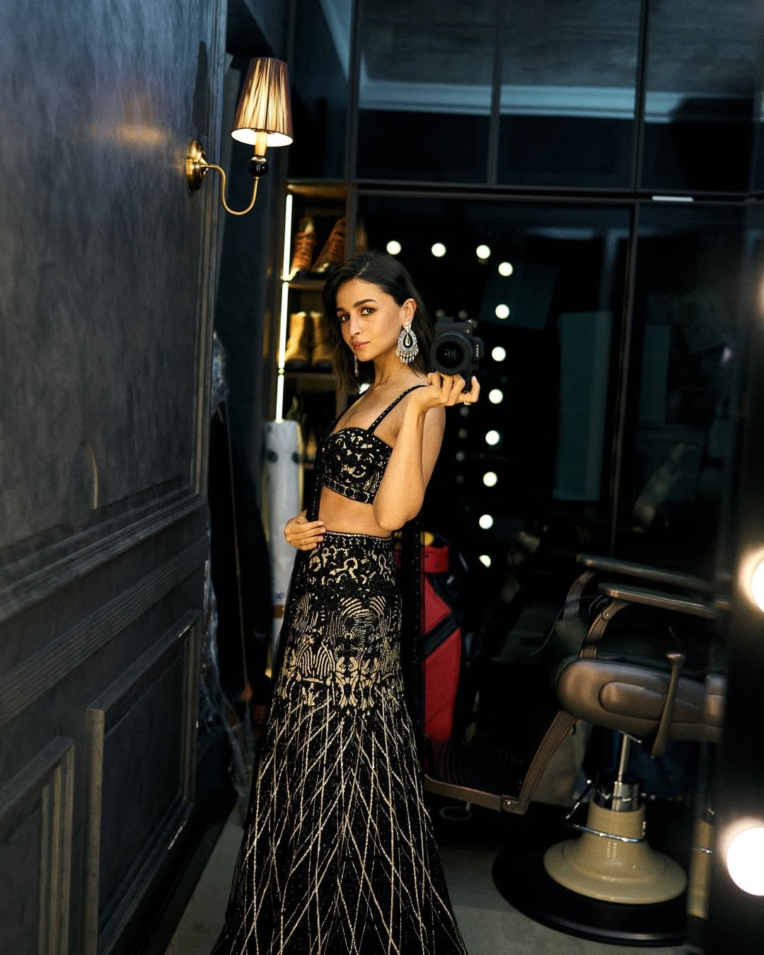Avec son exclusivité et une touche de design complexe, Lehenga Choli d'Aria Batt ne sort jamais de dates. Travailler avec des boucles d'oreilles et un maquillage glamour. (Image: Instagram)
