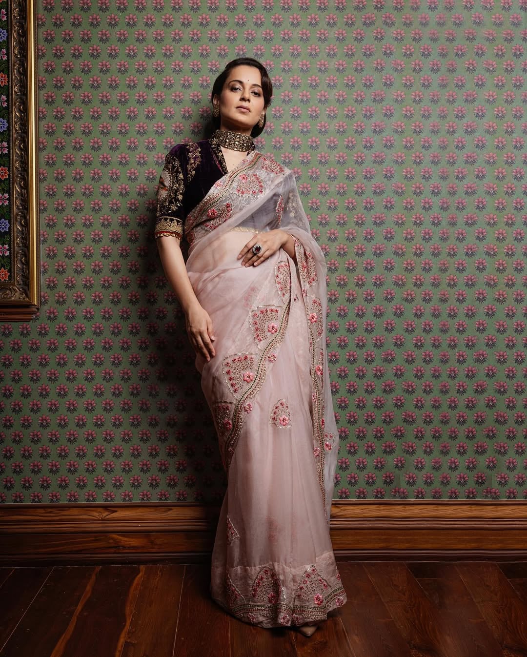Vous voulez avoir l'air élégant à Raksha Bandhan? Choisissez un organza sari accrocheur comme Kangana Ranaut et travaillez avec un chemisier à manches en verre en velours. (Image: Instagram)