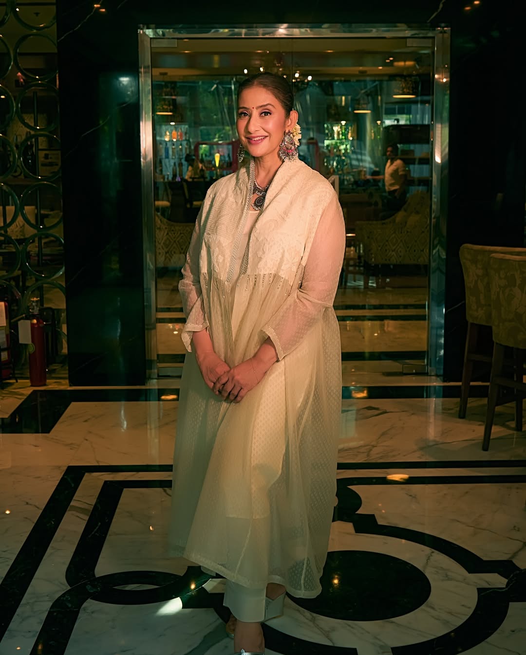Les tenues occidentales indiennes sont les dernières tendances des fashionistas. Vous pouvez choisir une couleur crémeuse comme Manisha Koirara. Manisha Koilala propose des kurtas et un pantalon simples avec des dessins uniques et des épaules longues. (Image: Instagram)