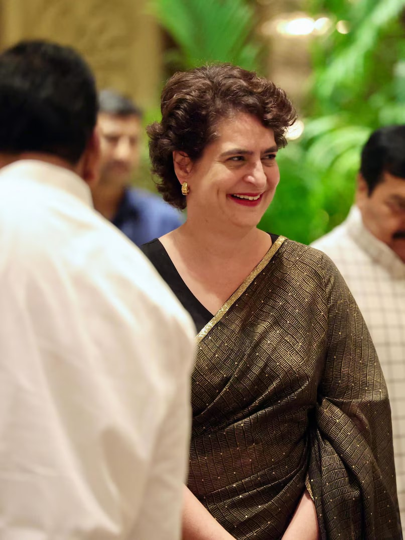 Priyanka Gandhi’s fashion sense has always been a blend of simplicity and confidence. Often seen in handloom and cotton sarees, she occasionally experiments with her style for meetings or events. Recently, she was spotted in a stunning black-and-golden saree. With minimal accessories and natural makeup, she demonstrated that simple yet powerful fashion can make a strong impact. Her look was professional yet approachable. (News18 Hindi)