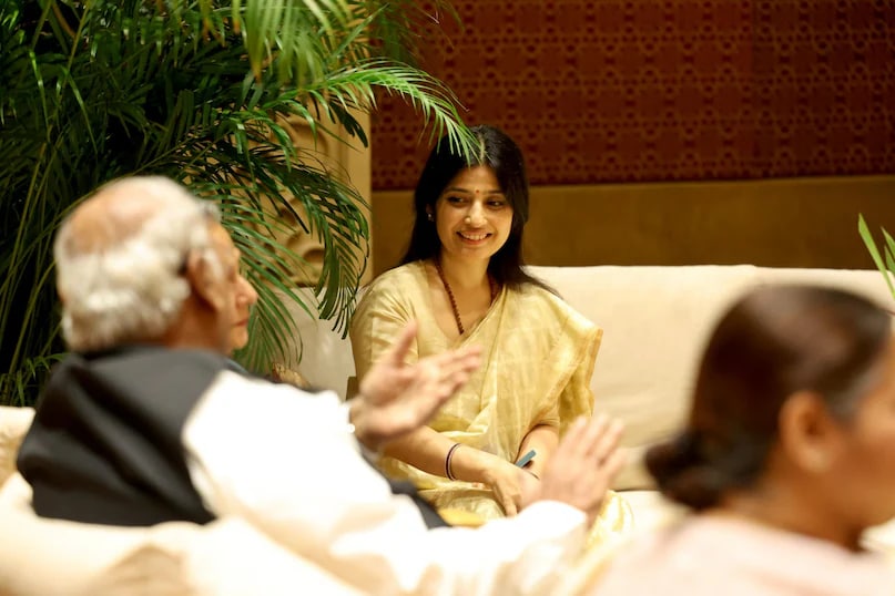 Lok Sabha MP Dimple Yadav, wife of former Uttar Pradesh Chief Minister Akhilesh Yadav, once again displayed a blend of tradition and modernity. She wore a lightly embroidered saree paired with a matching blouse, complemented by a Rudraksha mala and a red bindi. Her minimal yet elegant look serves as an inspiration to the younger generation on how to embrace tradition while keeping it fashionable. (News18 Hindi)