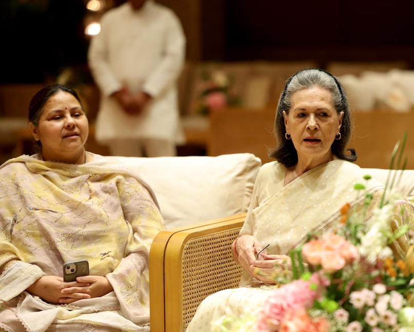 Congress Parliamentary Party President Sonia Gandhi’s style has been classic and timeless for decades. Preferring handloom and silk fabrics, her saree choices highlight the beauty of Indian craftsmanship. Her style is never overdone, maintaining the perfect balance between elegance and subtlety. (News18 Hindi) 
