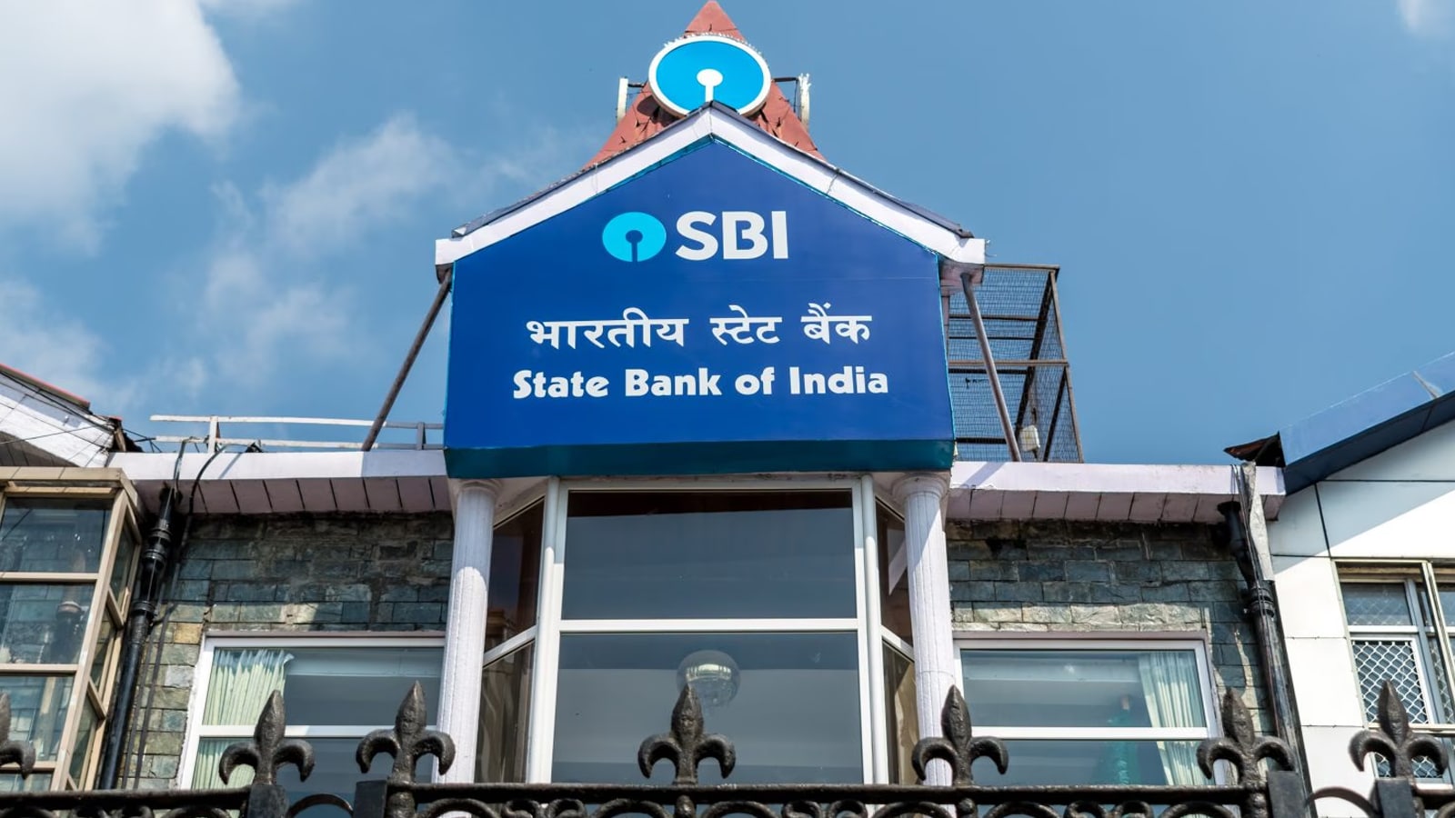 SBI Clerk Salary 2025: Basic Pay, HRA, Dearness Allowance And Other Details SBI Clerk Salary 2025: Basic Pay, HRA, Dearness Allowance And Other Details