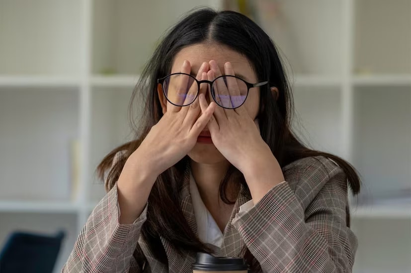 The study found three major early warning signals. The first was severe fatigue, reported by 71 percent of participants. The second was insomnia, which affected nearly 48 percent. The third was shortness of breath, experienced by around 42 percent of women before their heart attack. (News18 Bengali) The study found three major early warning signals. The first was severe fatigue, reported by 71 percent of participants. The second was insomnia, which affected nearly 48 percent. The third was shortness of breath, experienced by around 42 percent of women before their heart attack. (News18 Bengali)