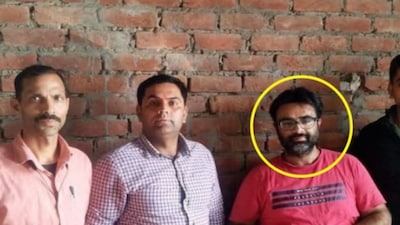 Sumit Sood served the children paranthas and later bread omelette. (News18 Hindi)