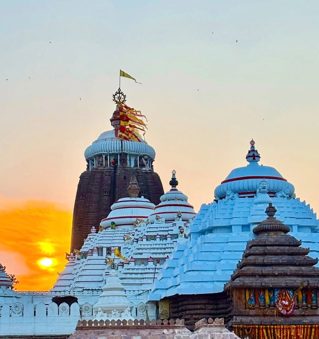 The temple priests narrate Krishna’s birth story, while devotional songs fill the air. Thousands of devotees gather along Odisha’s coastline, blending reverence with celebration in a setting that’s both ancient and spiritually magnetic.