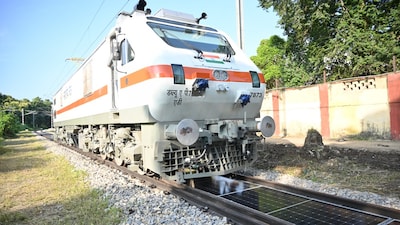 The BLW system places panels directly between tracks, secured with rubber mounting pads and epoxy adhesive. (Image: X/RailMinIndia)