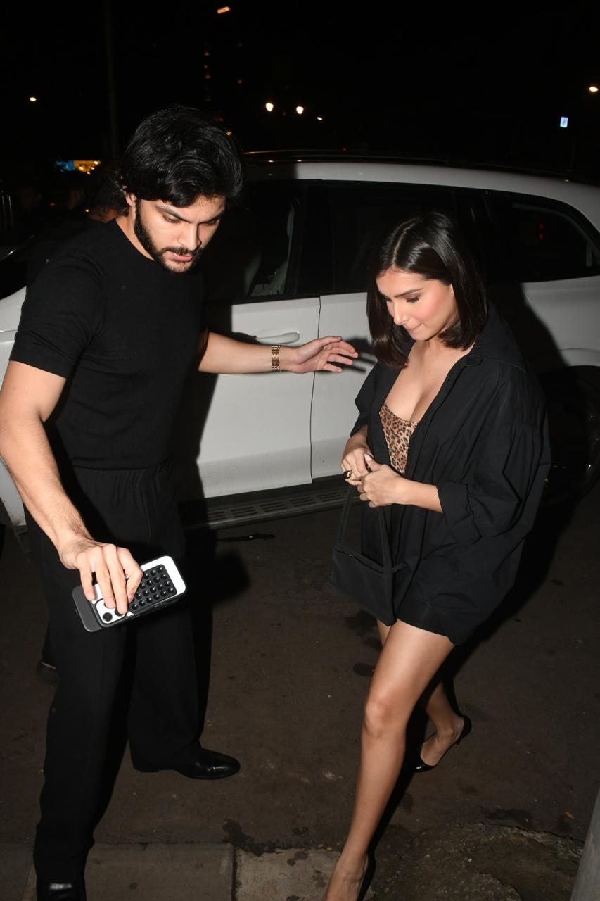 Veer Pahariya Protects Girlfriend Tara Sutaria On Dinner Date, See Pics Veer Pahariya Protects Girlfriend Tara Sutaria On Dinner Date, See Pics