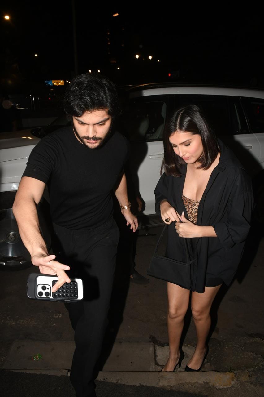 Veer Pahariya Protects Girlfriend Tara Sutaria On Dinner Date, See Pics Veer Pahariya Protects Girlfriend Tara Sutaria On Dinner Date, See Pics