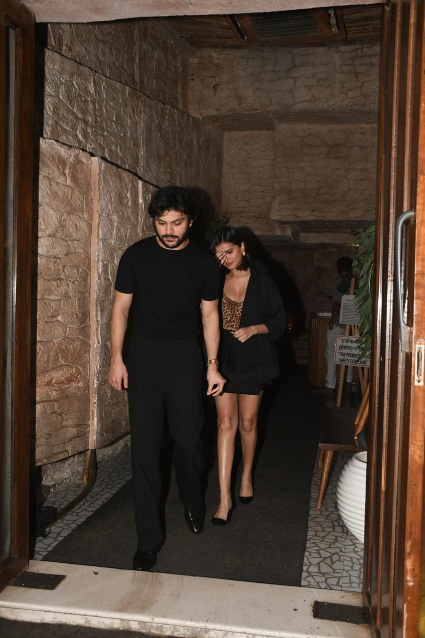 Veer Pahariya Protects Girlfriend Tara Sutaria On Dinner Date, See Pics Veer Pahariya Protects Girlfriend Tara Sutaria On Dinner Date, See Pics