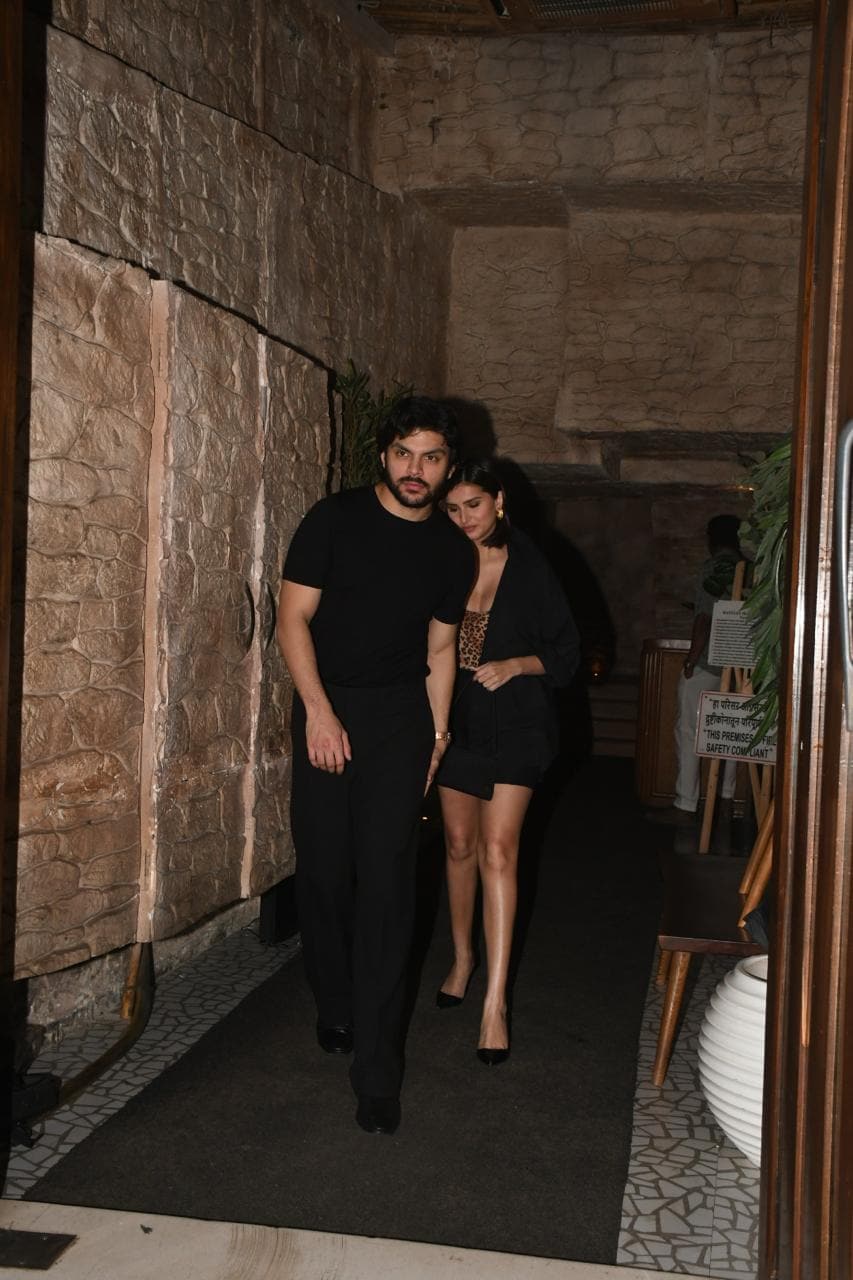 Veer Pahariya Protects Girlfriend Tara Sutaria On Dinner Date, See Pics Veer Pahariya Protects Girlfriend Tara Sutaria On Dinner Date, See Pics
