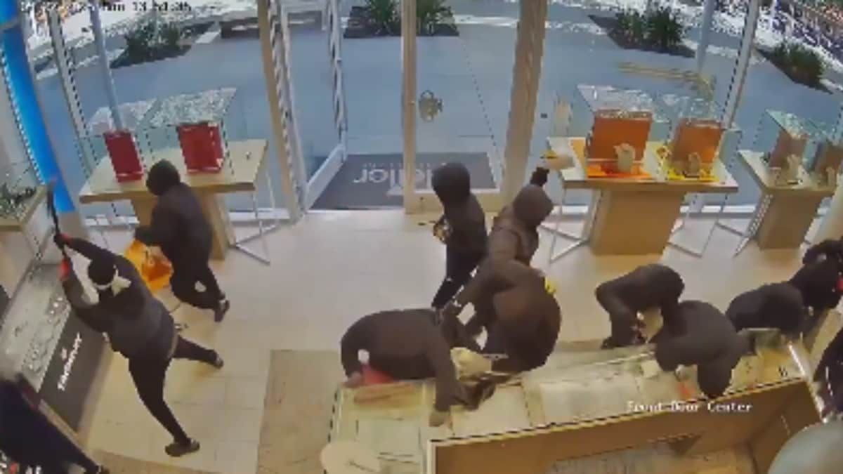 In Just 80 Seconds, Masked Suspects Ransack California Jewellery Store In  Mn Heist | Video