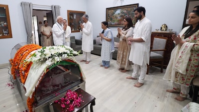 PM Modi visited the residence of late senior BJP leader Shri VK Malhotra to pay his respects. (Image: X/@narendramodi)