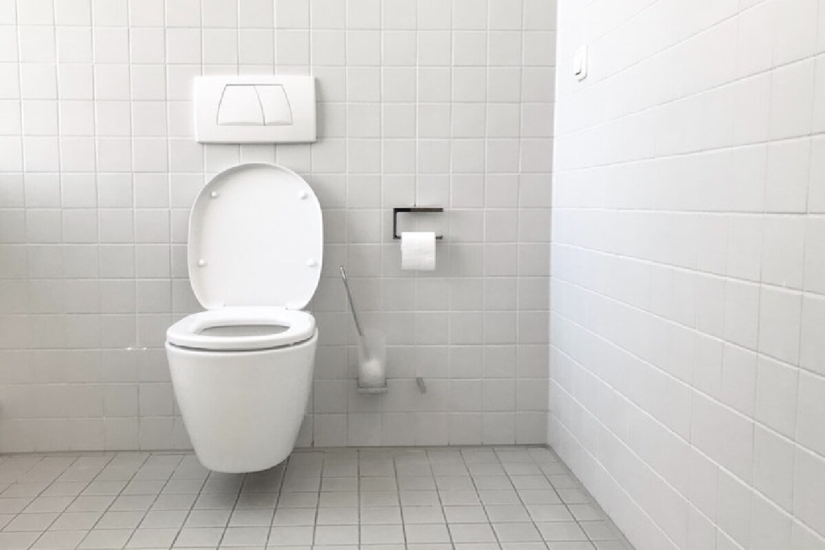 To clean, simply add a teaspoon of coffee grounds into the toilet bowl and scrub with a brush. Within minutes, light stains and grime are removed, leaving the surface looking fresh and polished. (News18 Telugu) To clean, simply add a teaspoon of coffee grounds into the toilet bowl and scrub with a brush. Within minutes, light stains and grime are removed, leaving the surface looking fresh and polished. (News18 Telugu)