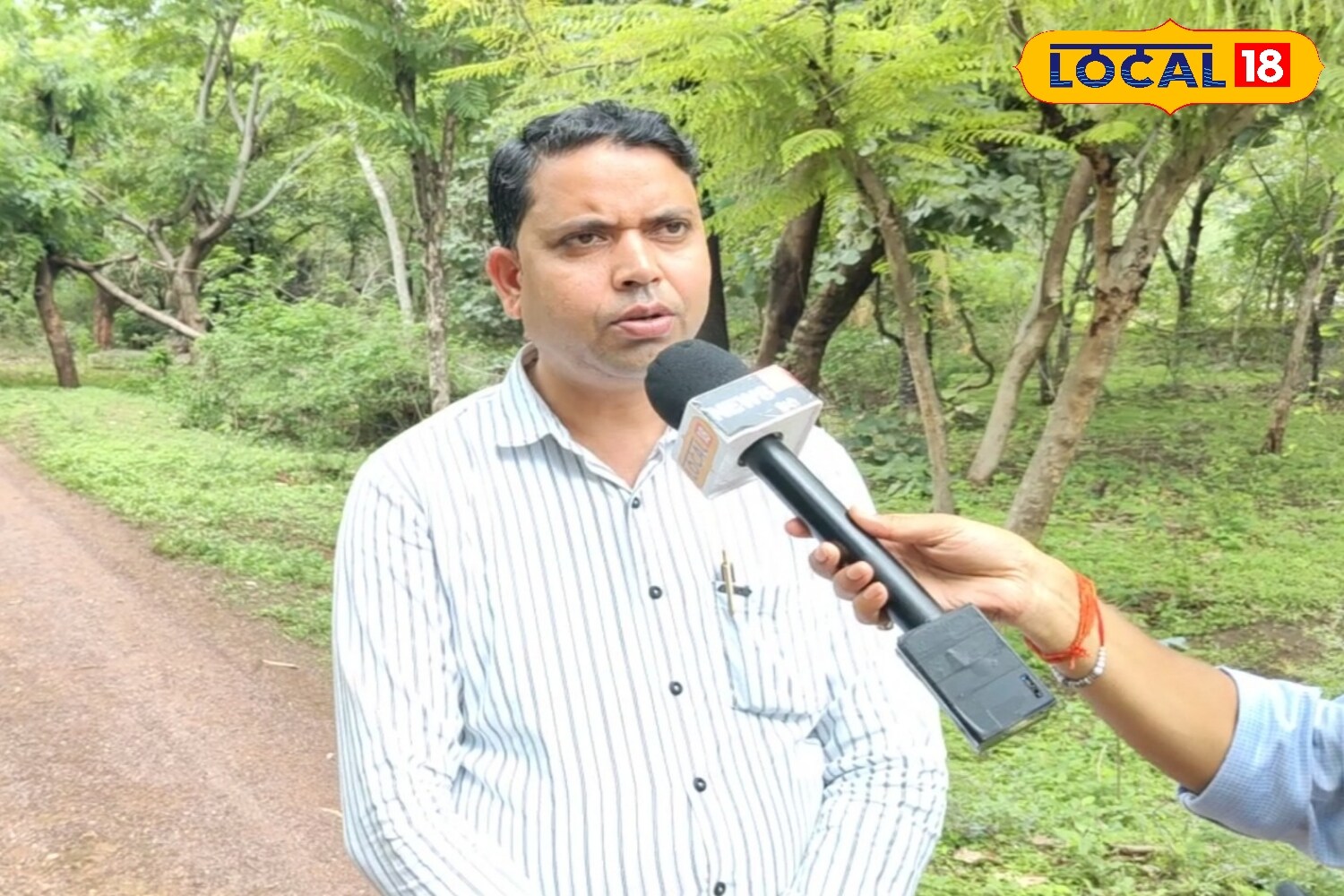 Dr Kamlesh Ahirwar, a scientist at Chhatarpur Naugaon Krishi Vigyan Kendra in Madhya Pradesh, explains that guava has several varieties, including Lucknow-49, Allahabad Safeda, Dholka, Chittidar, and Lalit. Of these, the Lalit variety is the most preferred as it bears red, sweet pulp. (News18 Hindi) Dr Kamlesh Ahirwar, a scientist at Chhatarpur Naugaon Krishi Vigyan Kendra in Madhya Pradesh, explains that guava has several varieties, including Lucknow-49, Allahabad Safeda, Dholka, Chittidar, and Lalit. Of these, the Lalit variety is the most preferred as it bears red, sweet pulp. (News18 Hindi)