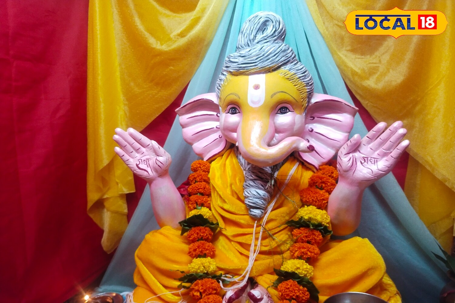 To refine his skills, Shreyansh sought guidance from Bengali artists visiting Sagar and gradually learned the techniques of idol-making. Over time, he perfected his craft and has been preparing Ganesh idols annually with his own hands. (News18 Hindi) To refine his skills, Shreyansh sought guidance from Bengali artists visiting Sagar and gradually learned the techniques of idol-making. Over time, he perfected his craft and has been preparing Ganesh idols annually with his own hands. (News18 Hindi)