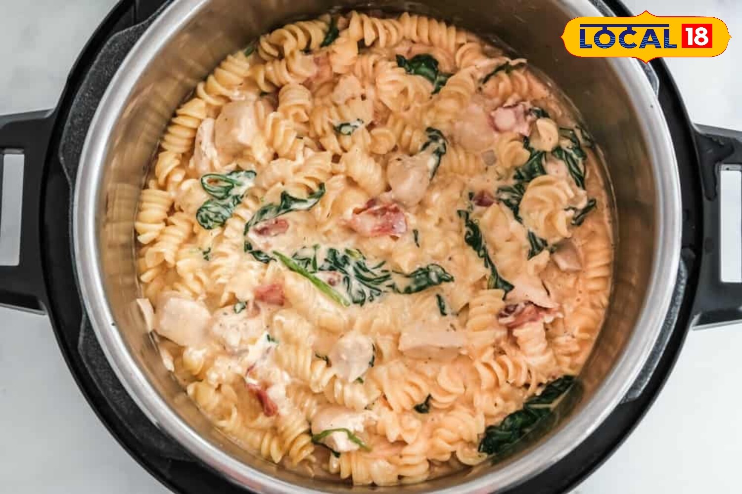 Traditionally, pasta is cooked in a large pan or wok, but with this hack, instant pasta can be prepared in a simple cooker. The ease of the process has made it increasingly popular among those who prefer quick, fuss-free cooking. (News18 Hindi) Traditionally, pasta is cooked in a large pan or wok, but with this hack, instant pasta can be prepared in a simple cooker. The ease of the process has made it increasingly popular among those who prefer quick, fuss-free cooking. (News18 Hindi)