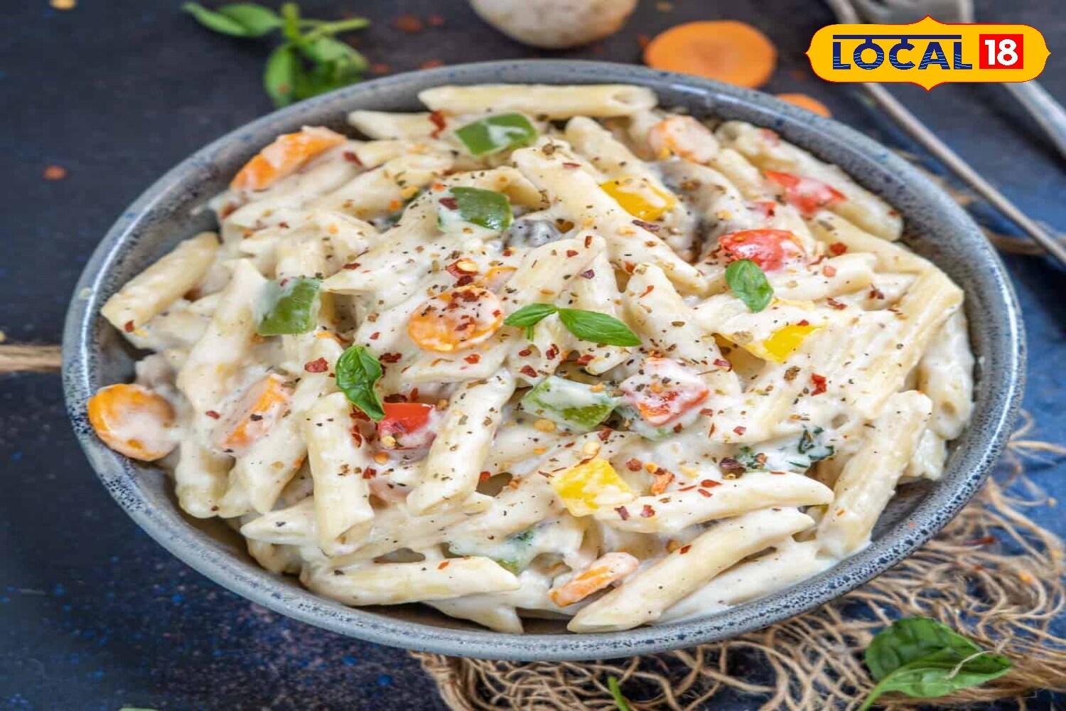The real magic lies in the sauce. For those who enjoy a tangy flavour, tomato ketchup or red pasta sauce can be added, topped with oregano and chilli flakes for an extra zing. (News18 Hindi) The real magic lies in the sauce. For those who enjoy a tangy flavour, tomato ketchup or red pasta sauce can be added, topped with oregano and chilli flakes for an extra zing. (News18 Hindi)