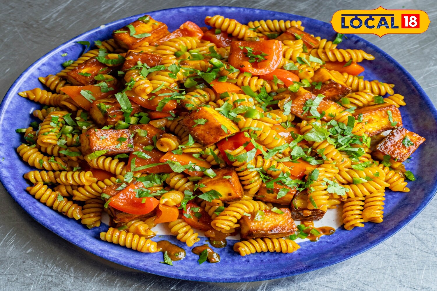 For a creamier option, white sauce pasta is the go-to choice. Made with a thick sauce of butter and flour blended with milk, this version becomes even richer with cheese. A mixed sauce pasta, combining both red and white sauces, has also become a popular twist for a spicier, more flavourful variation. (News18 Hindi) For a creamier option, white sauce pasta is the go-to choice. Made with a thick sauce of butter and flour blended with milk, this version becomes even richer with cheese. A mixed sauce pasta, combining both red and white sauces, has also become a popular twist for a spicier, more flavourful variation. (News18 Hindi)
