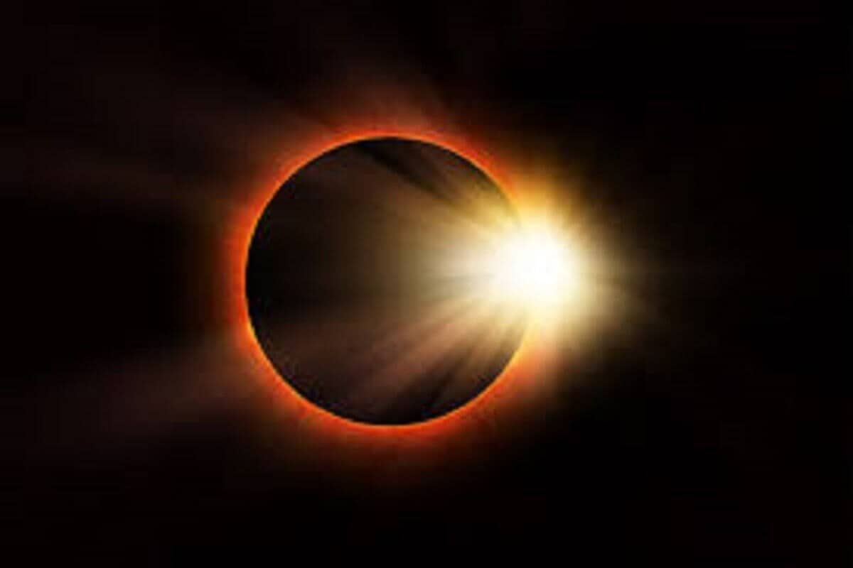 The last lunar eclipse of 2025 will take place on September 7, coinciding with the full moon day of the Bhadrapad month. The eclipse will be visible across India, making the Sutak Kaal applicable. As per tradition, the Sutak Kaal begins nine hours before the eclipse. For this event, it will start at 12:59 PM on September 7 and continue until the Moksha Kaal, marking the end of the eclipse later that night. (News18 Bengali)