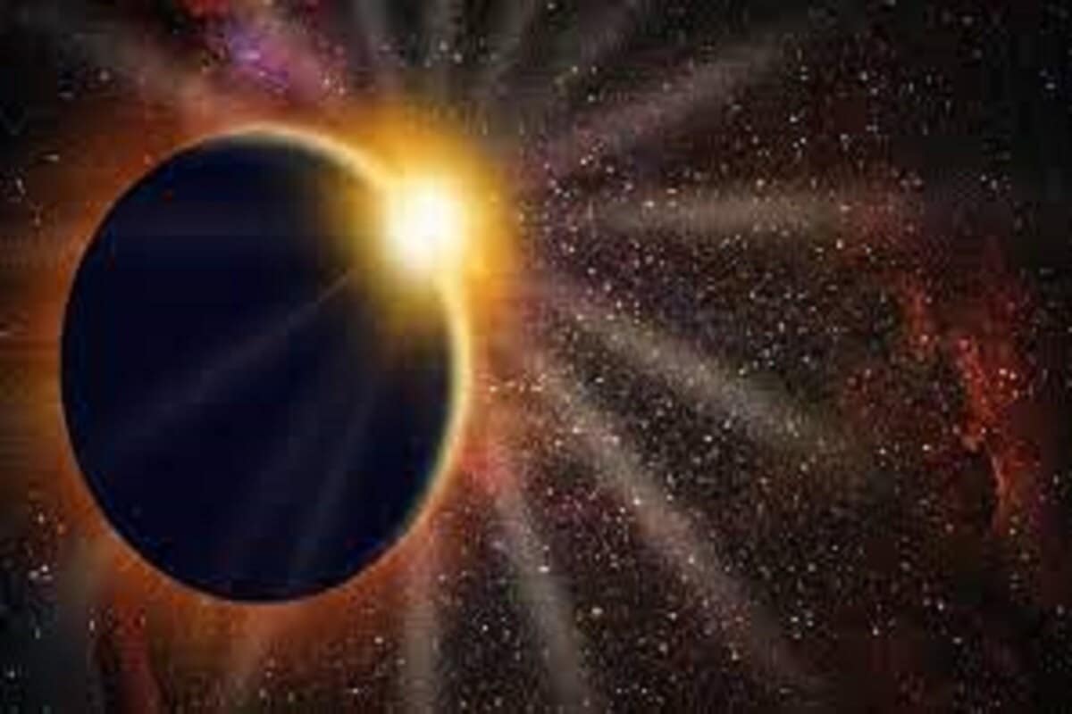 Astrologers highlight that a day before the eclipse, on September 6, the Moon will move into Aquarius, where the shadow planet Rahu is already positioned. According to Vedic astrology, when the Moon and Rahu align in the same sign, it forms an eclipse yoga. (News18 Bengali)