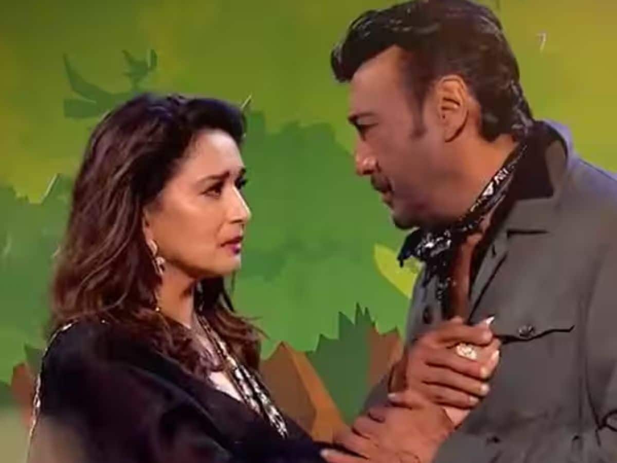 Jackie Shroff candidly recalled, “I had a kiss scene with Madhuri Dixit in Vardi and with Juhi Chawla in Aaina. I was extremely embarrassed and even took a few shots of brandy to get through the scenes. After that, people started calling me ‘Sexy Shroff,’ but the truth is, I have always felt shy during such moments.” Jackie Shroff candidly recalled, “I had a kiss scene with Madhuri Dixit in Vardi and with Juhi Chawla in Aaina. I was extremely embarrassed and even took a few shots of brandy to get through the scenes. After that, people started calling me ‘Sexy Shroff,’ but the truth is, I have always felt shy during such moments.”