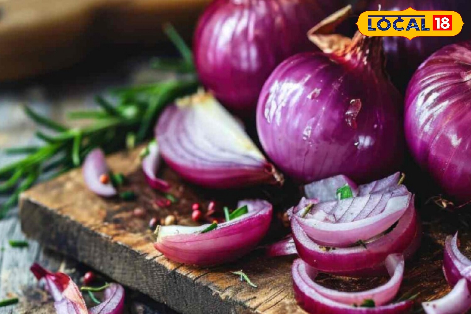 Raw onions are a staple in Indian households, adding flavour to salads, vegetables, and even street food. Rich in essential nutrients like sulphur, potassium, and zinc, they are known to clean blood vessels, reduce cholesterol, and boost immunity. However, despite these health benefits, many people avoid raw onions due to one common problem and that is bad breath. (News18 Hindi)