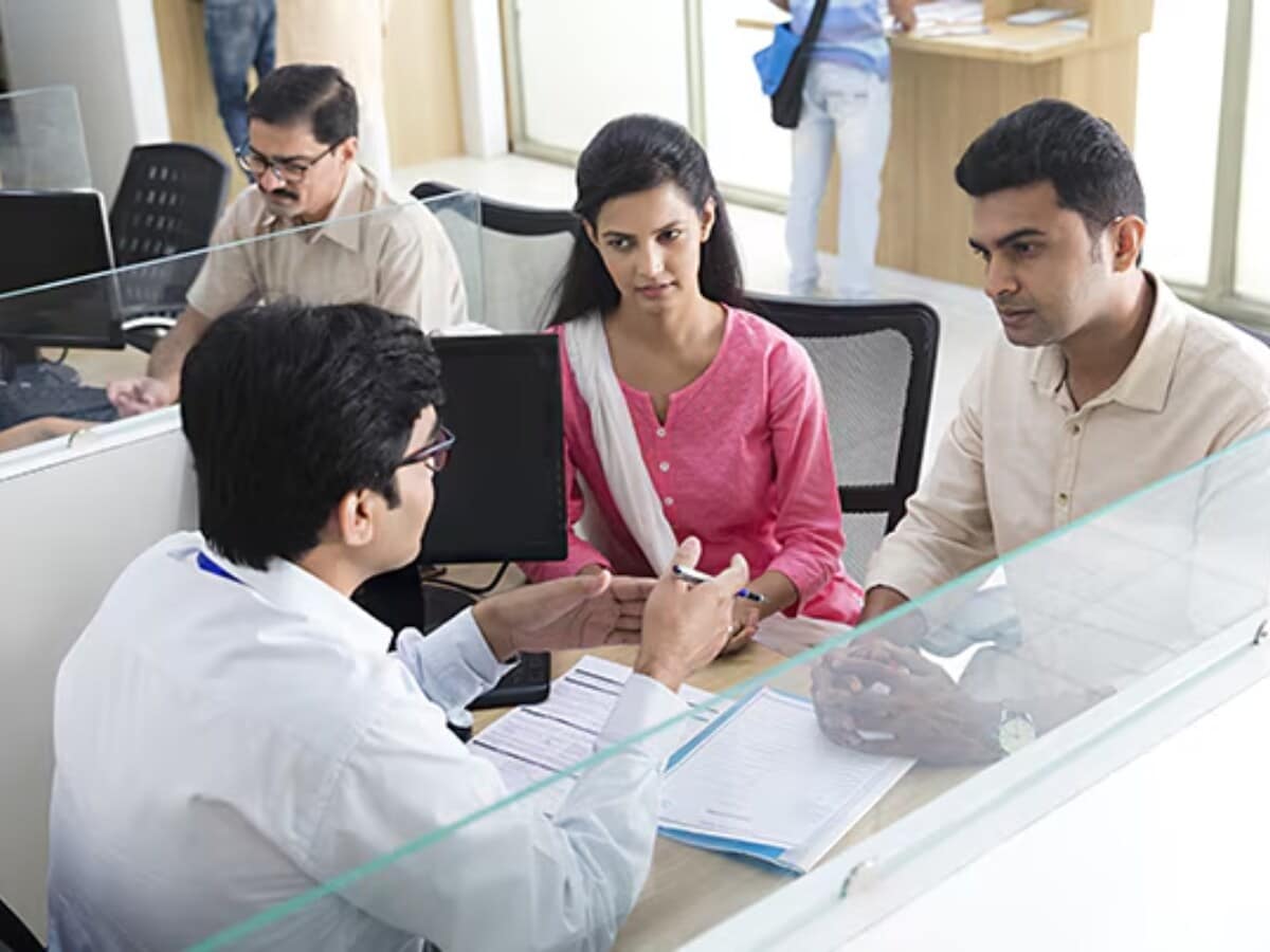 A successive nominee feature ensures that if one nominee passes away, the next in line becomes active automatically. While not mandatory, banks must inform customers about this option. If a nominee dies, their share is automatically canceled.