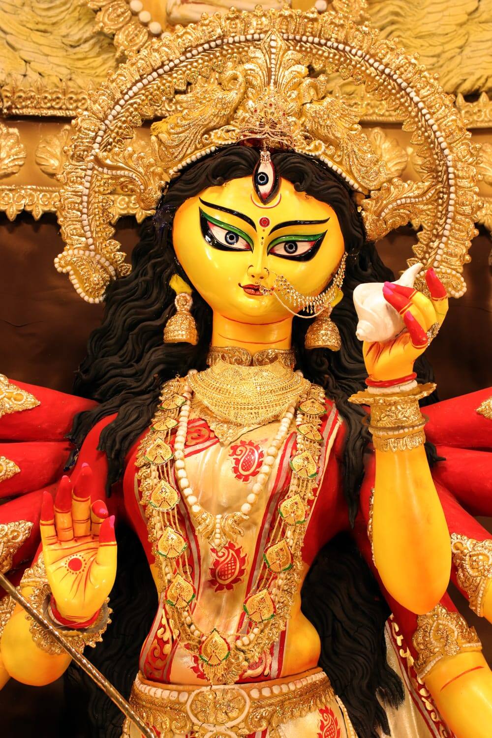 রাজনন্দিনীর এই রূপ শুধু বাহ্যিক নয় — প্রতিটি নারীর অন্তর্নিহিত শক্তির প্রকাশ। মাতৃরূপে মা দুর্গা যেমন আমাদের আশ্রয়, তেমনই রাজনন্দিনী রূপে তিনি আমাদের অহংকার, আমাদের আত্মবিশ্বাসের উৎস।এই রূপে মা দুর্গা শক্তির পাশাপাশি সৌন্দর্যের দেবী। তিনি যেমন অসুরনাশিনী, তেমনি এক মহীয়সী রাণী — যিনি তাঁর রাজ্যকে আগলে রাখেন, শত্রুর হাত থেকে রক্ষা করেন এবং সমাজকে শাসন করেন ধৈর্য, বিচারবোধ ও মমতায়। রাজনন্দিনীর এই রূপ শুধু বাহ্যিক নয় — প্রতিটি নারীর অন্তর্নিহিত শক্তির প্রকাশ। মাতৃরূপে মা দুর্গা যেমন আমাদের আশ্রয়, তেমনই রাজনন্দিনী রূপে তিনি আমাদের অহংকার, আমাদের আত্মবিশ্বাসের উৎস।এই রূপে মা দুর্গা শক্তির পাশাপাশি সৌন্দর্যের দেবী। তিনি যেমন অসুরনাশিনী, তেমনি এক মহীয়সী রাণী — যিনি তাঁর রাজ্যকে আগলে রাখেন, শত্রুর হাত থেকে রক্ষা করেন এবং সমাজকে শাসন করেন ধৈর্য, বিচারবোধ ও মমতায়।