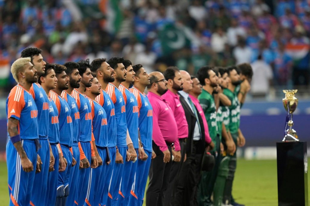 Asia Cup Final में भारत ने रचा इतिहास, पाकिस्तान कप्तान का गुस्सा कैमरे में कैद !!