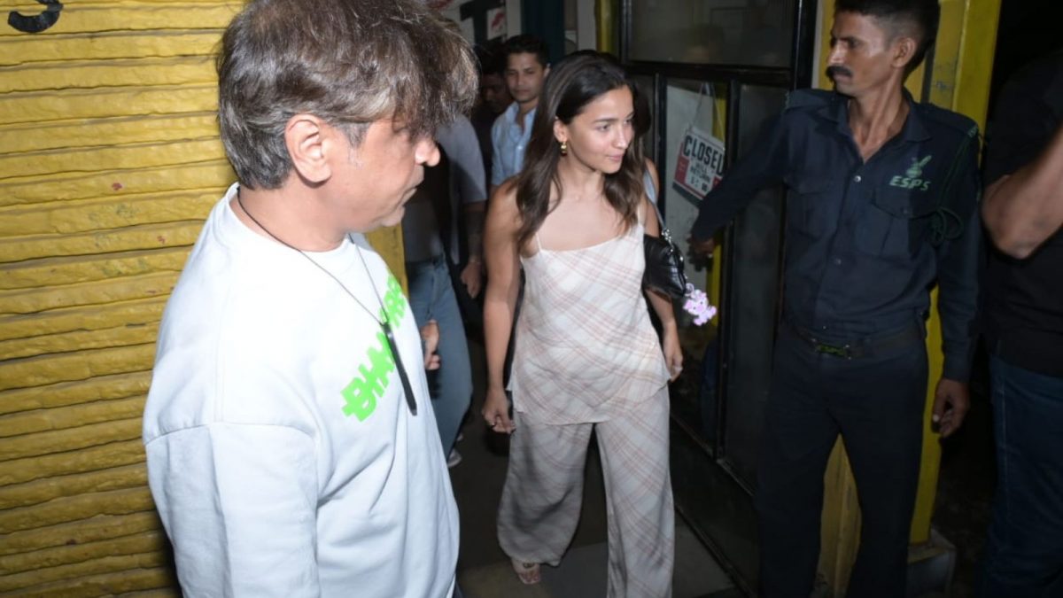 Alia Bhatt Celebrates Ganesh Chaturthi in Ethnic Attire