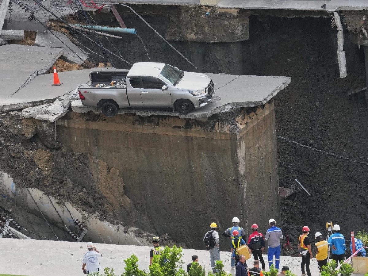 Giant 50m-Deep Sinkhole Turns Busy Bangkok Road Into Mega Chasm