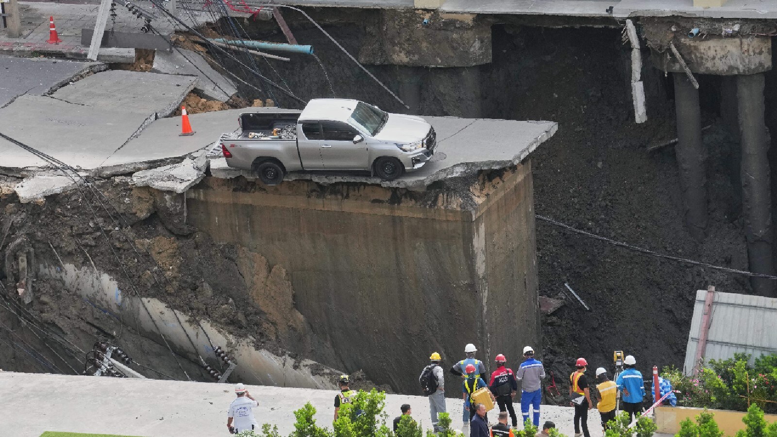 Giant 50m-Deep Sinkhole Turns Busy Bangkok Road Into Mega Chasm