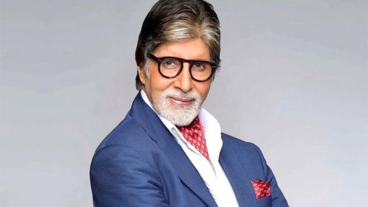 KBC: Amitabh Bachchan Gives Flowers To Contestant Sheetal, Leaves Her Blushing | Bollywood News