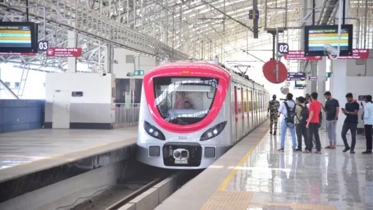 Mumbai Metro Amuses with Financial Advice on Station Boards
