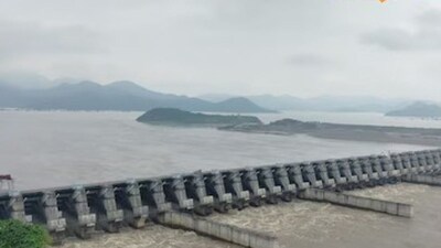 Water flows in the Krishna and Godavari rivers are already at significant levels. Authorities are closely monitoring the situation. (Photo: News18 Telugu)