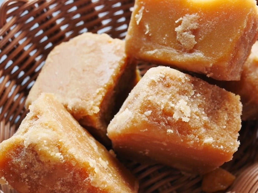 আরও উপায় আছে। গুড় একটি চামচের উপর রাখতে হবে এবং এটিকে কম আঁচে রাখতে হবে। আসল গুড় তীব্র গন্ধ বা ধোঁয়া ছাড়াই গলে যায়, অন্য দিকে, নকল গুড় থেকে কালো ধোঁয়া এবং রাসায়নিকের গন্ধ নির্গত হবে।