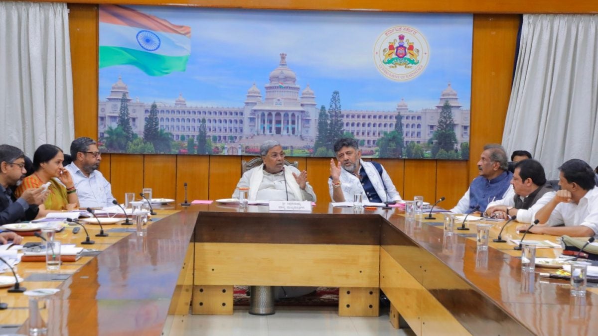 <div>Siddaramaiah, Shivakumar On Bengaluru Tour To Check Civic Body's Claim Of Filling 701 Potholes In A Week</div>