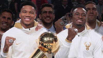Milwaukee Bucks' Giannis Antetokounmpo with his brother Thanasis (X)