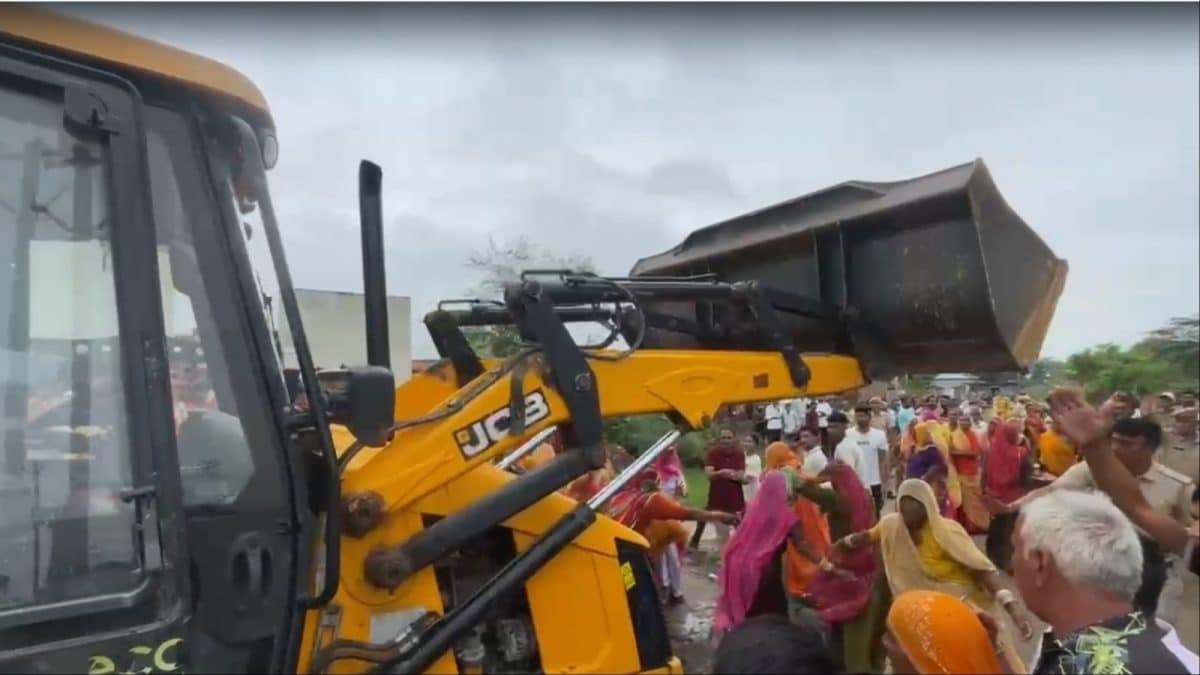<div>JCB Driver Attempts To Run Over Women Protesting Over Civic Woes In Rajasthan's Jodhpur | Video</div>