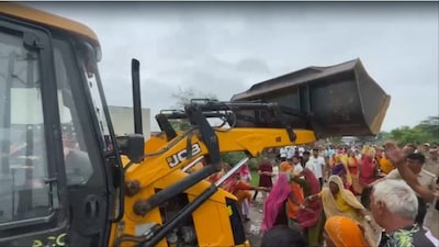 JCB driver tries to runs over women in Rajasthan's Jodhpur (Video screengrabs)
