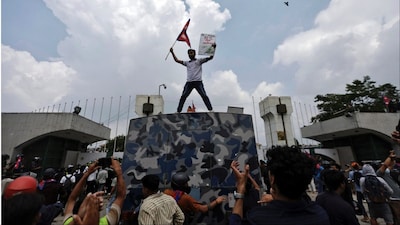  Reuters)