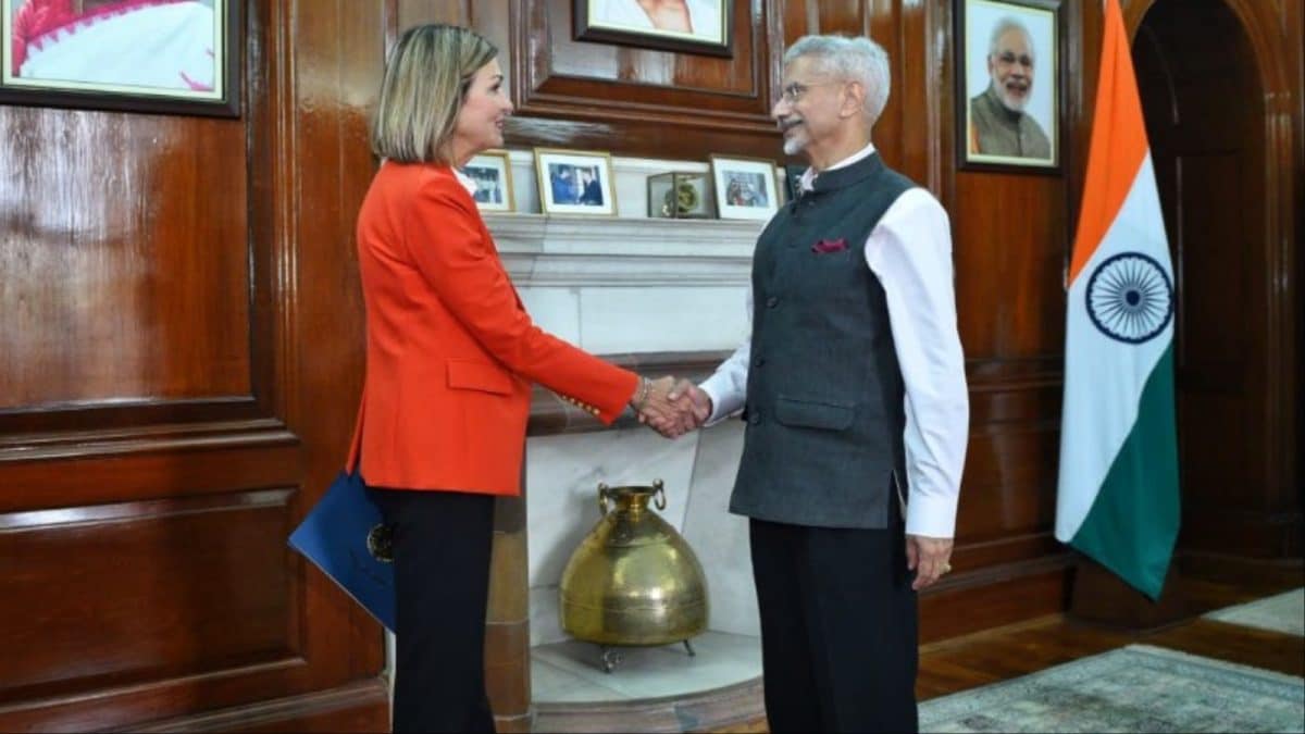 <div>'Discussed India-US Ties': EAM Jaishankar Meets Iowa Governor Kim Reynolds Amid Tariff Row</div>